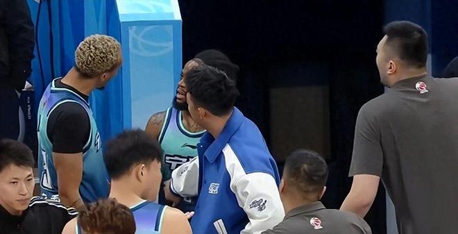 当场开除！官宣解约外援贝兹利，内讧太严重，送对手17连胜！