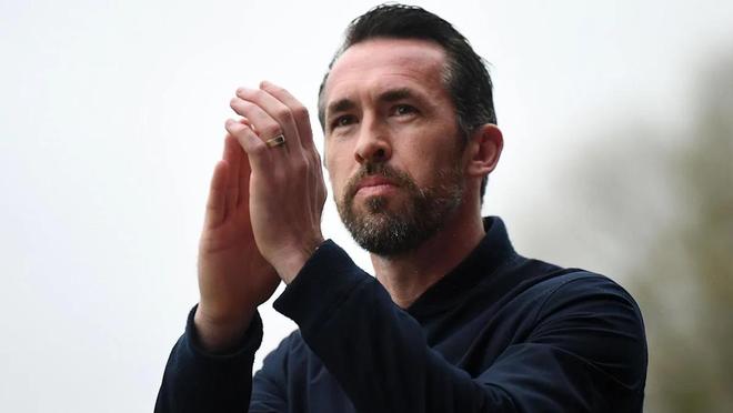 英超冠军主帅带队保级：4个月从垫底爬到悬崖边