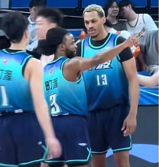 CBA罚单：宁波主场观众向主队扔烟盒罚3万 贝兹利引内讧是起因