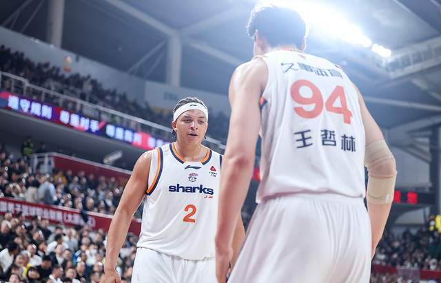 CBA积分榜最新排名出炉!上海18连胜一马当先,广东北京针锋相对