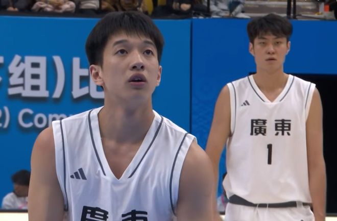 麦考尔狂练三分球！杨溢成为了球童，球迷：离开广东队吧