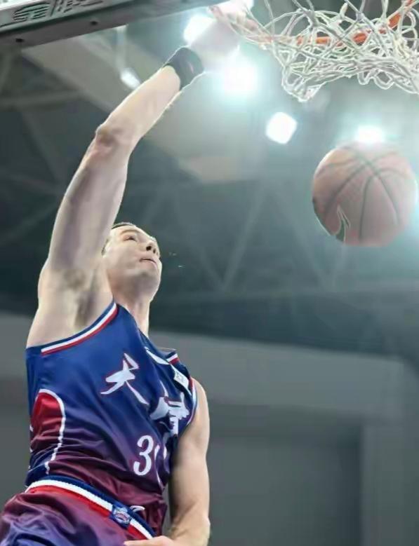 天津男篮111-86送四川37连败 维纳莱斯25分