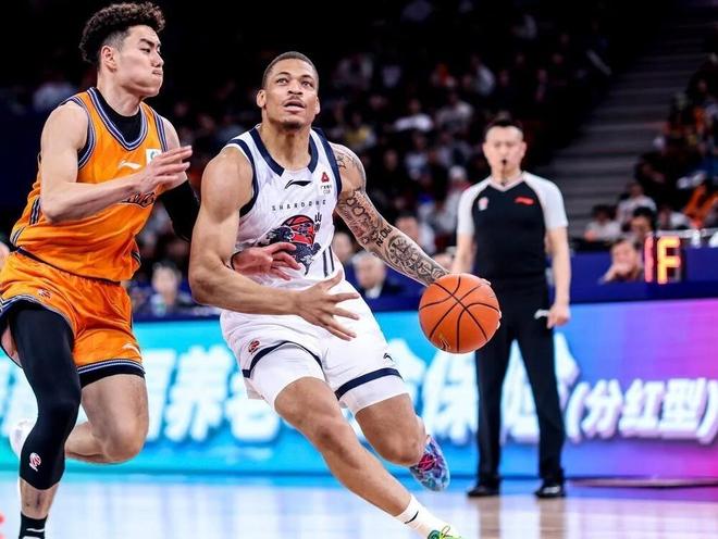 山东男篮身陷困境，季后赛前路挑战重重，外援配置成为最薄弱环节