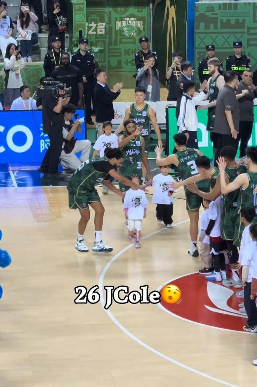 美国说唱歌手J.Cole上演CBA首秀，5投0中未能拿分，网友：听自己的歌热身，手多少有点紧