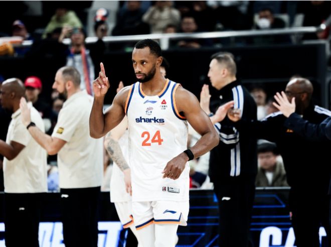 上海头号功臣：弗格36+9三分两创加盟最高 一人三分持平北京全队