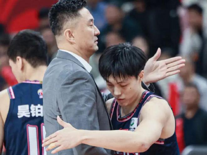 这是国手+顶薪？打18分钟靠罚球捡2分，球迷：把你的时间给陈家政