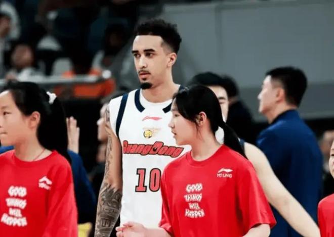 广东胜广厦!奎因+麦考尔轰50分,王洪泽进步明显,徐杰主导末节