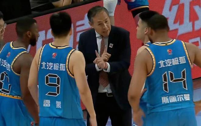北京男篮不敌上海，豪华内线被打成纸老虎，许利民表态外援有差距