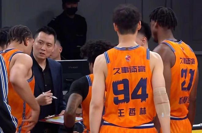 CBA消息！上海锁定常规赛冠军，北京报价戴维斯，胡明轩伤病加重