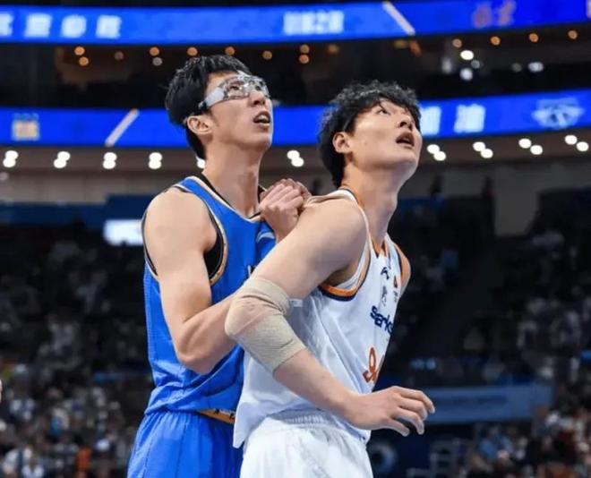 谁还说他们弱？弗格与王哲林彻底觉醒虐杀北京，主导内外太强了！