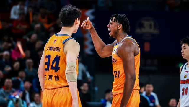上海男篮冲击20连胜！卢伟拒绝爆冷，怀特塞德回归，央视直播