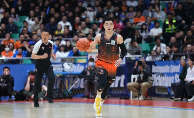 山东男篮三连败绝非偶然，邱彪心凉了只是表象，两球员被明显孤立