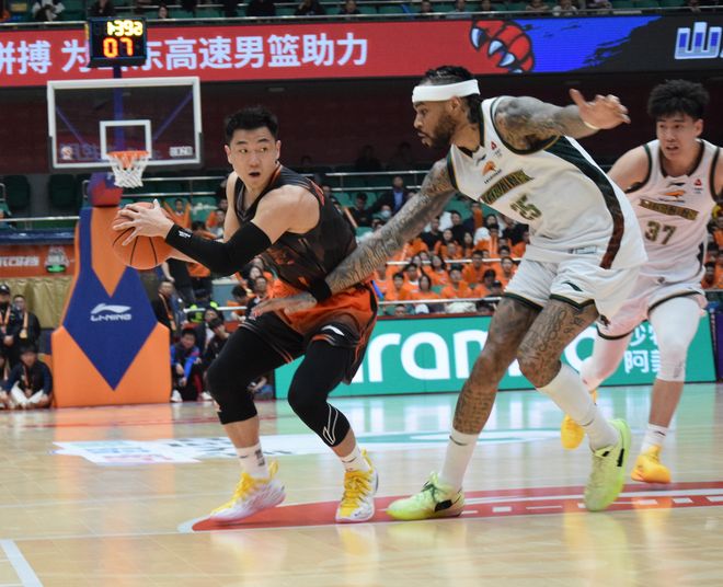 苦吞三连败！山东高速75：80不敌辽宁，进攻低迷的问题仍未解