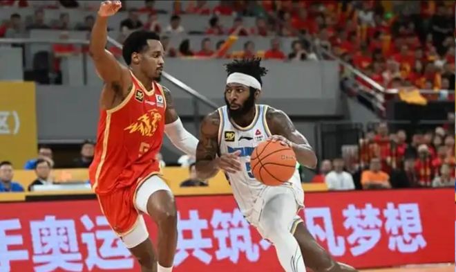 不是争冠级别外援！末节5中1全场8分，被36岁老将打得找不着北