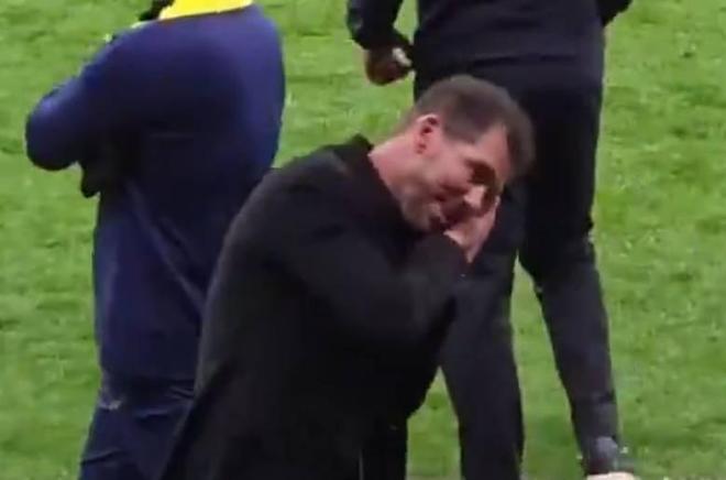 率队淘汰巴萨，西蒙尼赛后在场边做出“晚安”动作