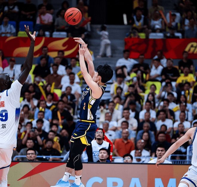 杜锋缺阵广东险胜藏隐忧，首钢引援受阻遇规则壁垒