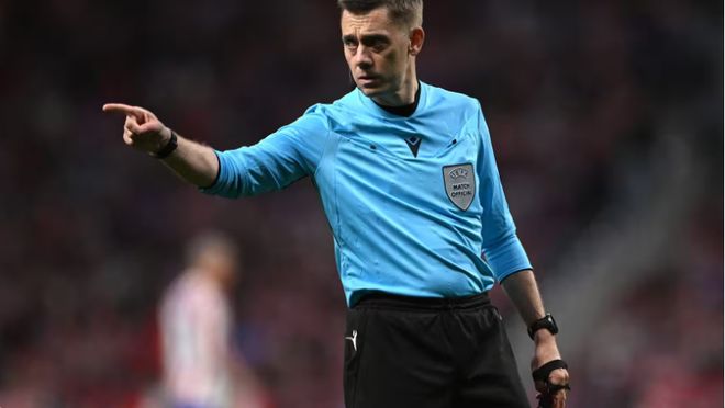 梦碎马德里：巴萨欧冠出局夜，裁判抢戏成主角