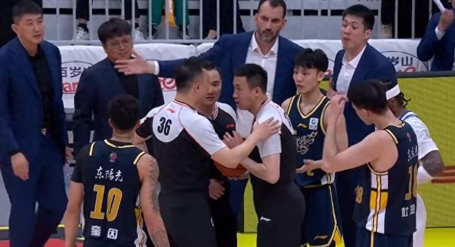 杜锋缺席，广东队迎来四连胜，还有4个好消息，希望深圳队输一场