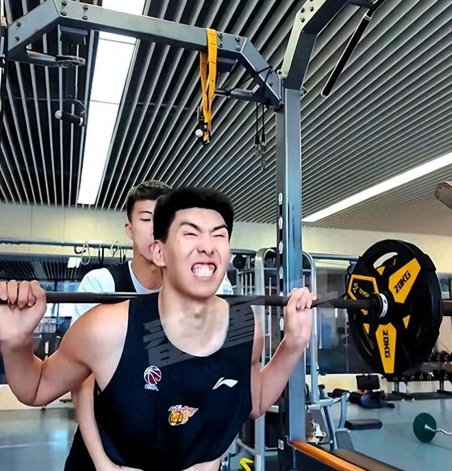 03年小将大杀四方，身高2.26m，五支NBA球队抢他，朱芳雨没看错人