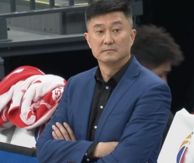 官方：杜锋突发不适已经就医，今晚由助教拉科维奇暂代指挥