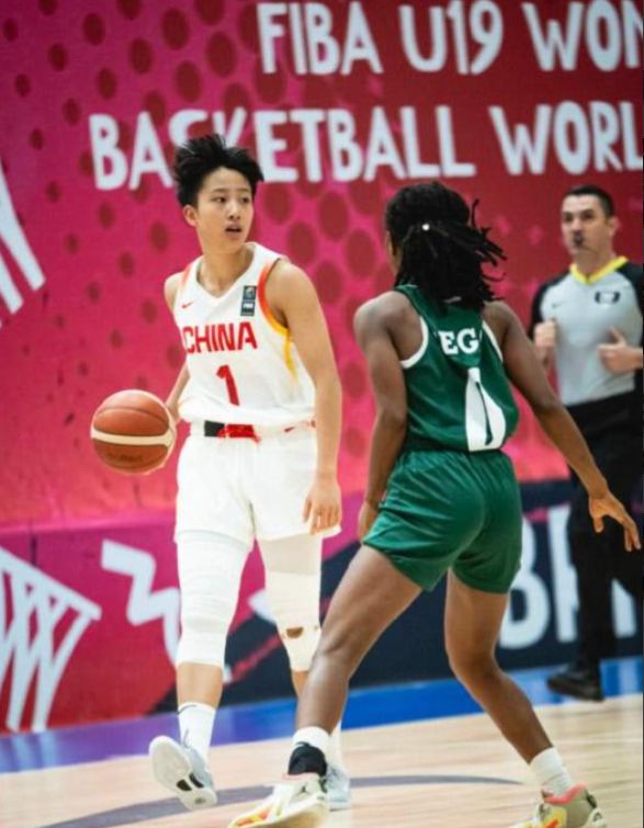 太讽刺！落选国家队，被WNBA球队抢着要，球迷:宫鲁鸣,为何不容她