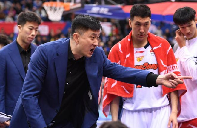 广东男篮：杜锋身体不适前往医院就诊 由助教暂代指挥
