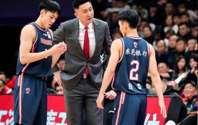 杜锋胡明轩缺席，广东15分逆转！媒体人：此人控球，打出MVP水准