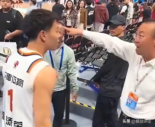 北京首钢工作人员：阻拦李添荣的并非俱乐部人员 仅负责维持秩序