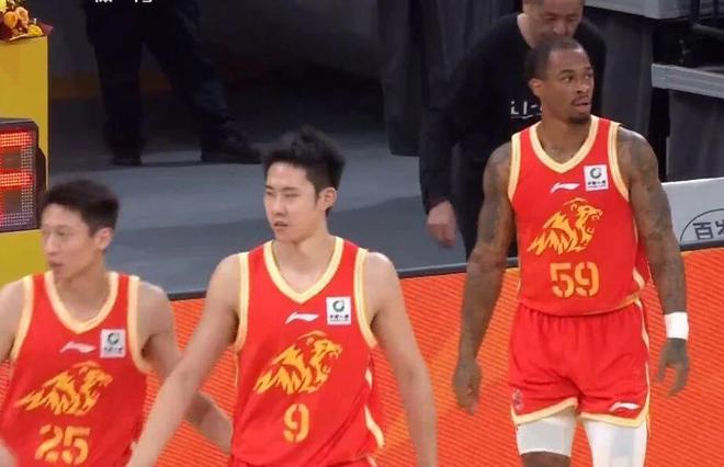 CBA多队更换外援！广厦取消注册塔克，山东裁斯蒂尔，山西裁盖伊