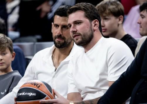 德约和东契奇现场观战皇马男篮欧冠比赛，两人均获赠皇马球衣