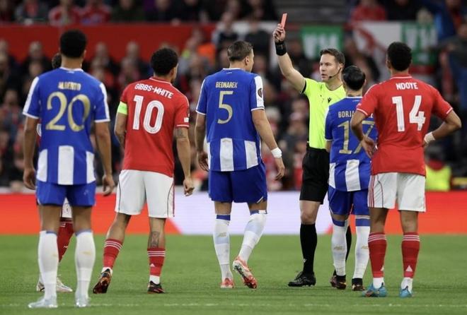 英冠球队踢欧冠？森林险胜晋级欧联杯四强 但英超却面临降级尴尬