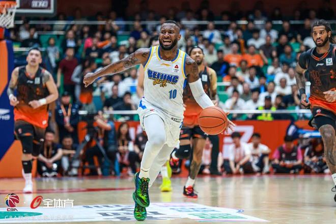 客场大胜！场上兄弟齐心 场下温情传递