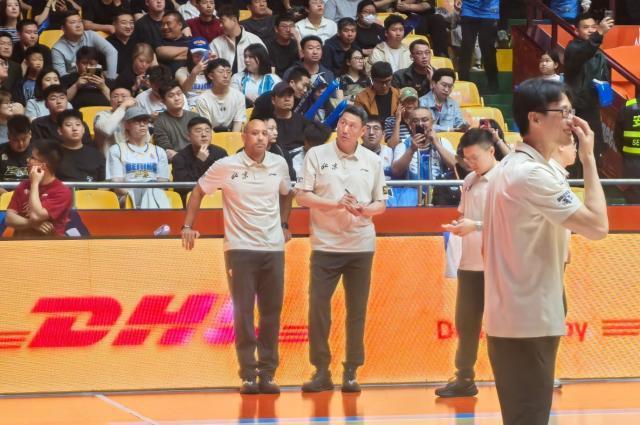 三年禁赛期结束！李楠现身北京男篮场边教练组