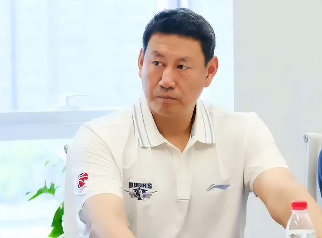 真要取代许利民？李楠复出首秀，场边认真做笔记，对周琦主动出击