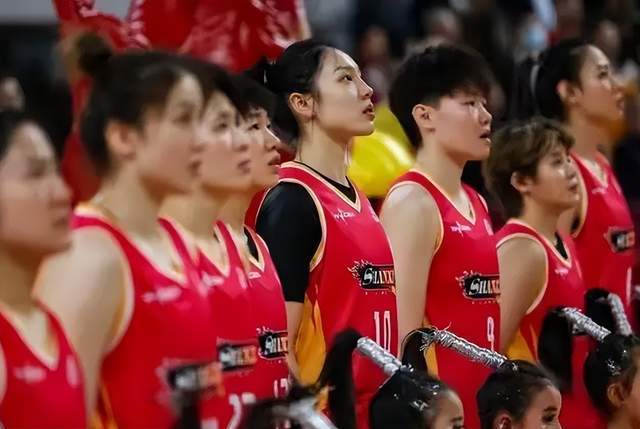 真强！一个上演绝杀，一个7投7中，宫鲁鸣醒醒吧，她俩不该被弃用