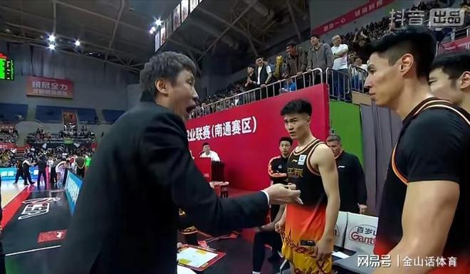 给个机会就出彩！10分9助攻0失误，23岁菜鸟，成击败山西队大功臣