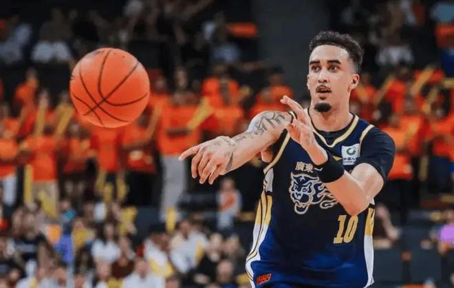 杜锋复出就被福建逆转！进攻无强解点，三分狂铁，内线还被虐！