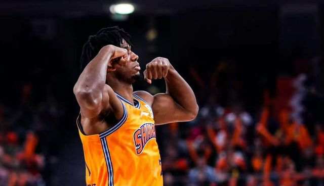 上海男篮冲击22连胜！全力击败辽宁队，洛夫顿复出，央视直播