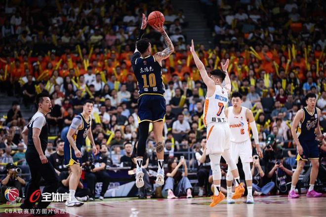下半场防线失守手感冰冷，华南虎不敌福建
