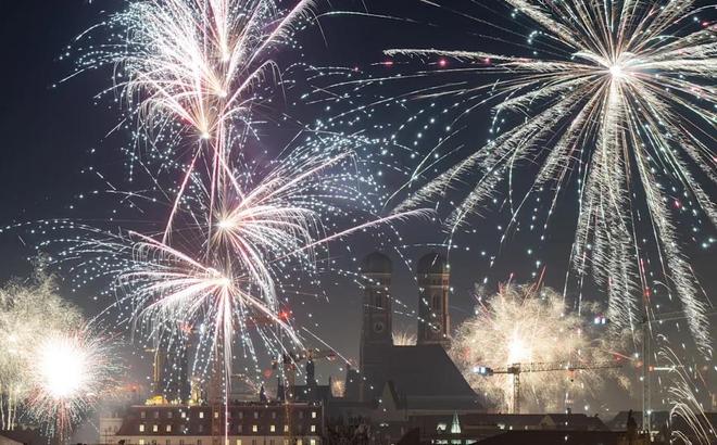 拜仁球迷放烟花"偷袭"皇马酒店，隔音窗笑了