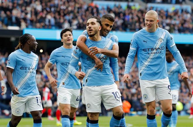 足坛一夜动态：利物浦绝杀，拜仁成就双冠王，曼城2-1再胜阿森纳