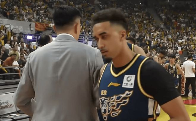 广东主场83-95爆冷翻车胡明轩缺阵19分优势蒸发，杜锋怒吼戳心窝