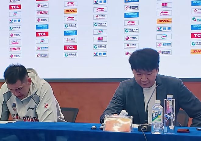 胜深圳发布会！邱彪再提团队，庆幸贺希宁缺席，但季后赛难打！