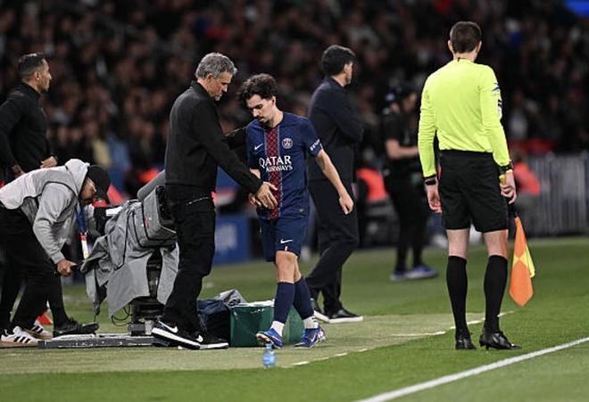 距离欧冠半决赛还有九天，维蒂尼亚在对阵里昂时右脚踝扭伤