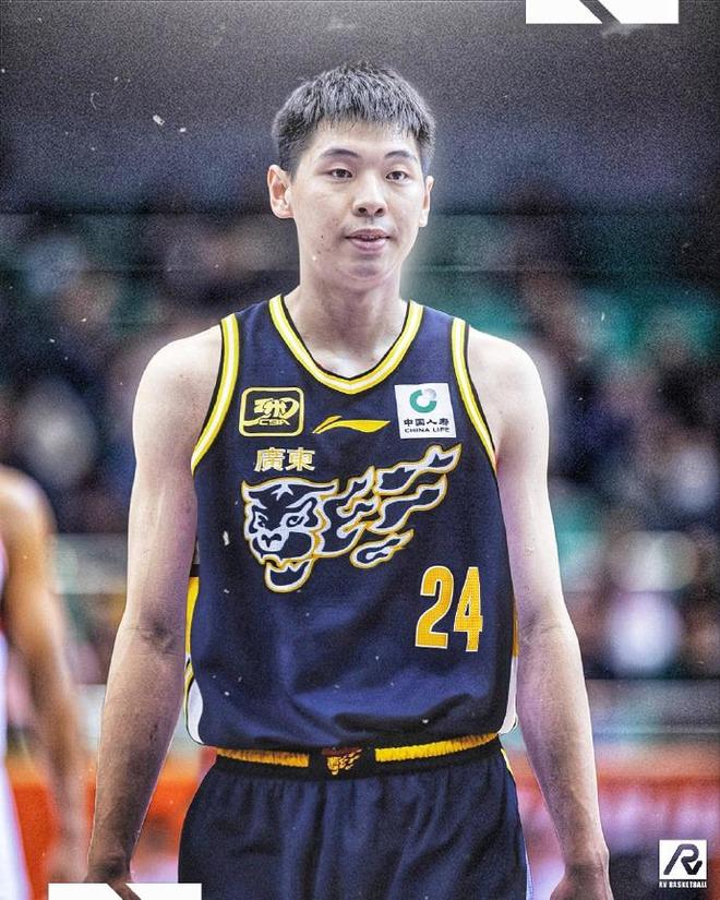 尴尬!崔永熙表演扣篮惨遭外援马昆杜血帽,被摁翻四仰八叉倒地不起