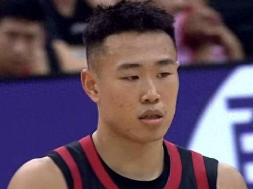 克里斯23分山东战胜深圳结束五连败，贺希宁缺阵邱彪逃过一劫