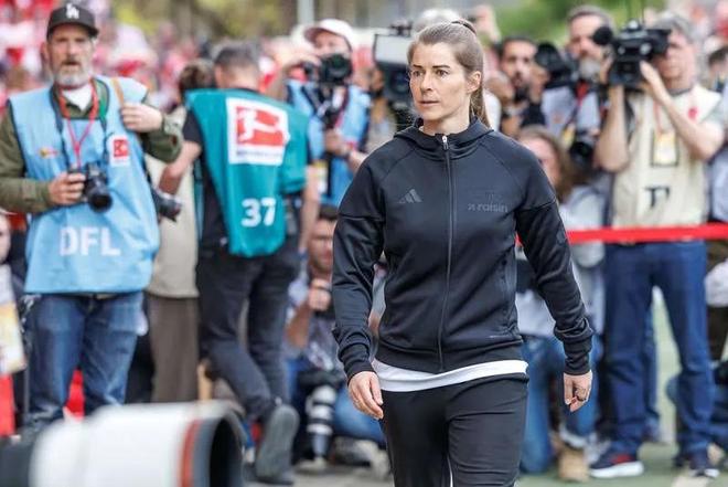 当女教练走进德甲更衣室：一场被镜头围观的实验