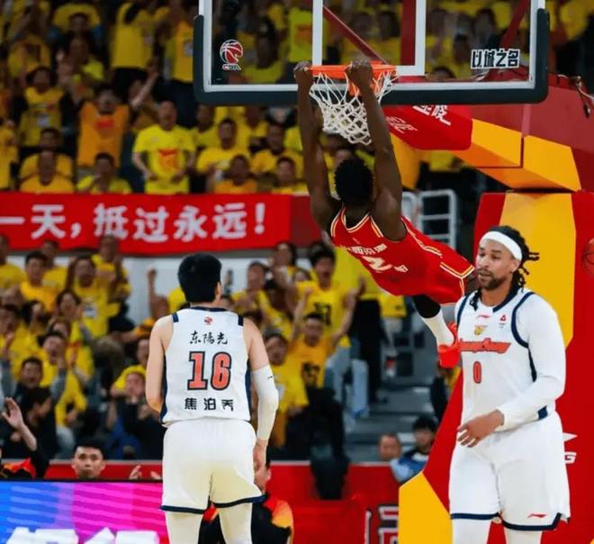 杜锋复出后两连败让出第四！全是防守出问题，还不如外教好使！