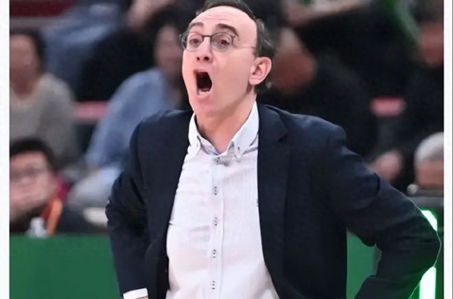 人心散了，队伍不好带，辽篮比起输球，更糟糕的是赵继伟的不满