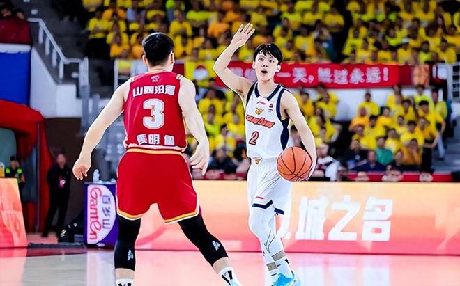 两战20中5，扣篮不中+三分犯规遭杜锋喷，球迷：用徐昕换回个废人